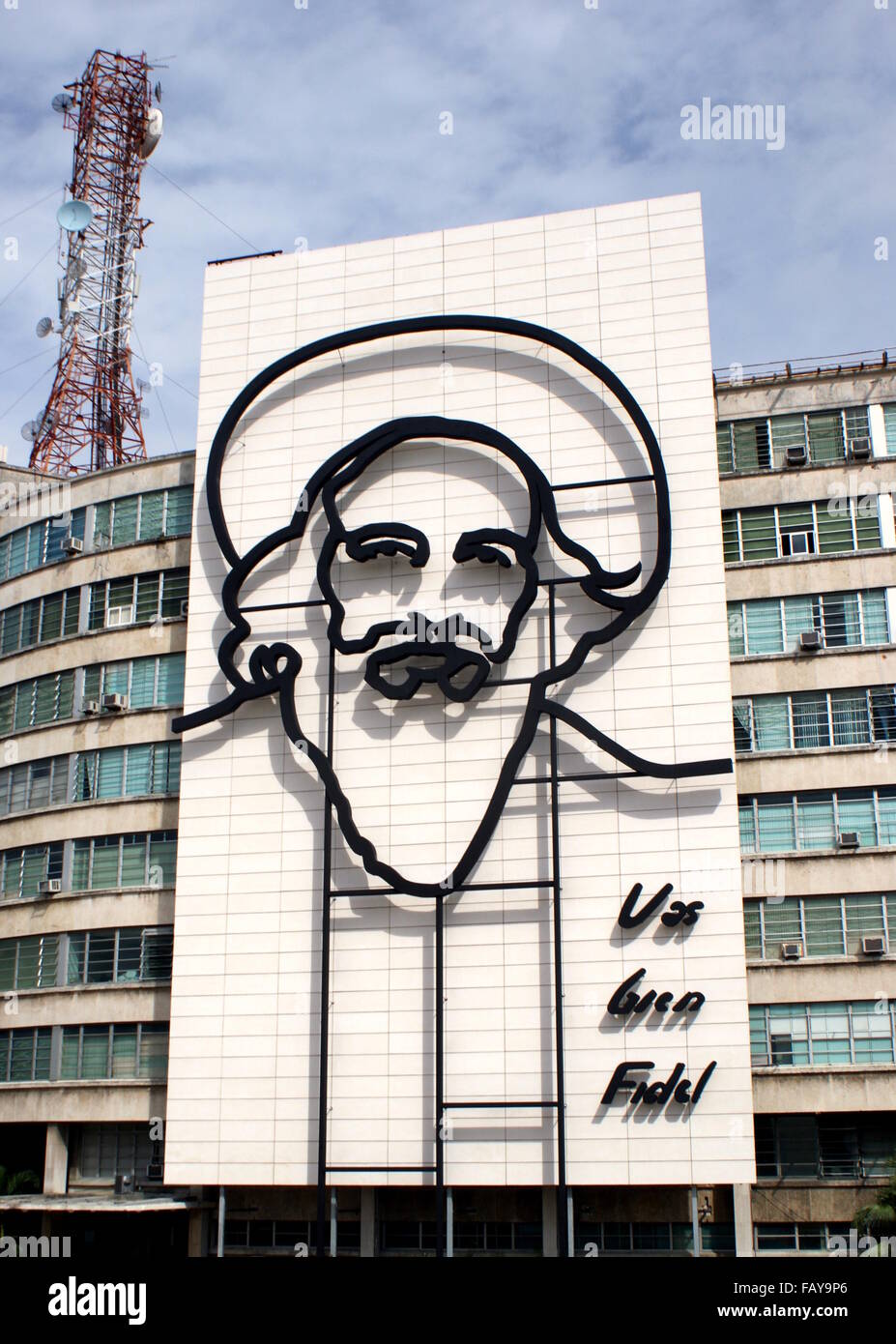 Porträt von Camilo Cienfuegos außerhalb ein Regierungsgebäude in Platz der Revolution, Havanna, Kuba Stockfoto