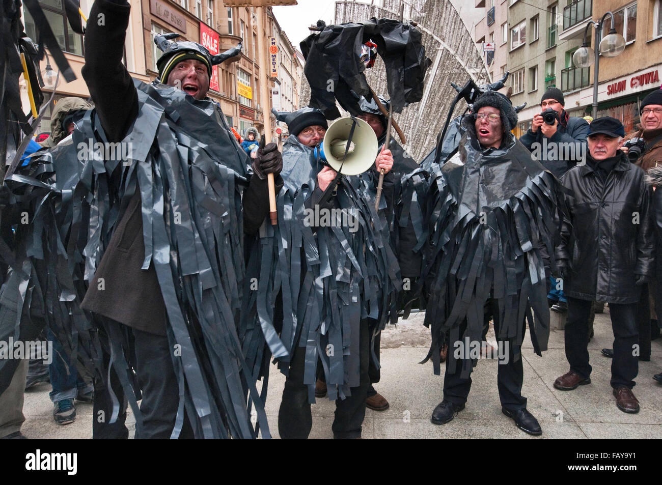 Reenactors als Teufel versucht, Three Wise Men am Dreikönigstag Urlaub Prozession in Breslau, Niederschlesien, Polen zu stoppen Stockfoto
