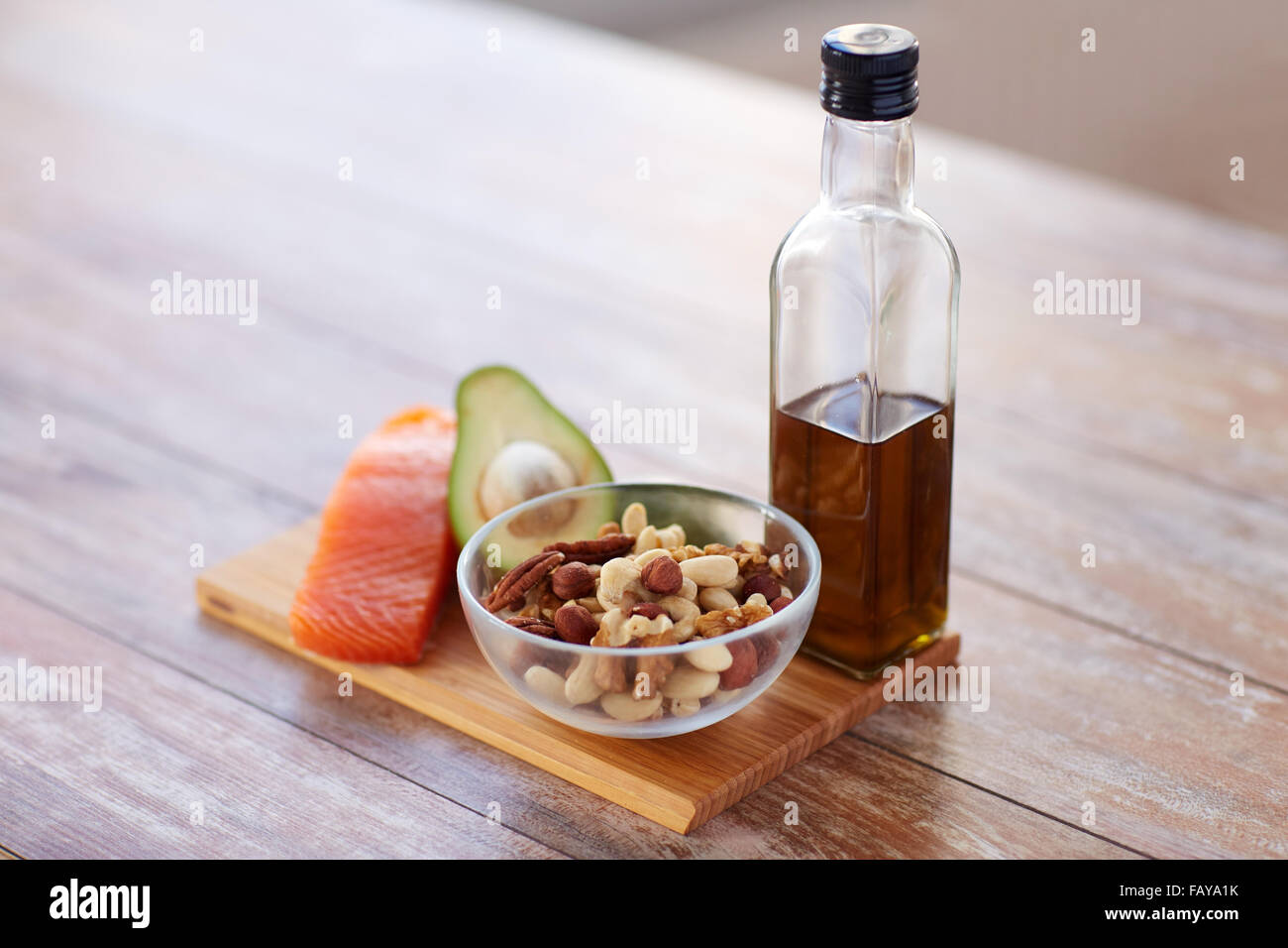 Nahaufnahme von Essen und Olivenöl Flasche am Tisch Stockfoto