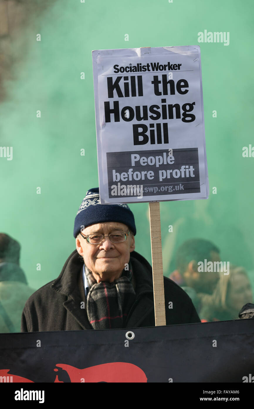 London, UK. 5. Januar 2016. Demonstranten aus verteidigen Rat Housing (DCH), Gruppen, Gehäuse trades Gewerkschaften und Klassenkampf Protest gegen die Housing Bill außerhalb der Houses of Parliament, Westminster, London. Mitglieder des Parlaments (MP) debattieren, das Gehäuse und die Planung Rechnung, die Bestimmungen zu Sozialwohnungen, Recht, kaufen, Makler, Gebühren, Planungs- und obligatorische Kauf Mieten macht. Demonstranten behaupten, dass die Housing Bill, wenn effektiv Sozialwohnungen enden wird. Stockfoto