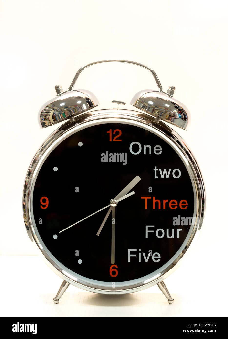 isoliert auf weißem schließen sich große Tischuhr Stockfoto