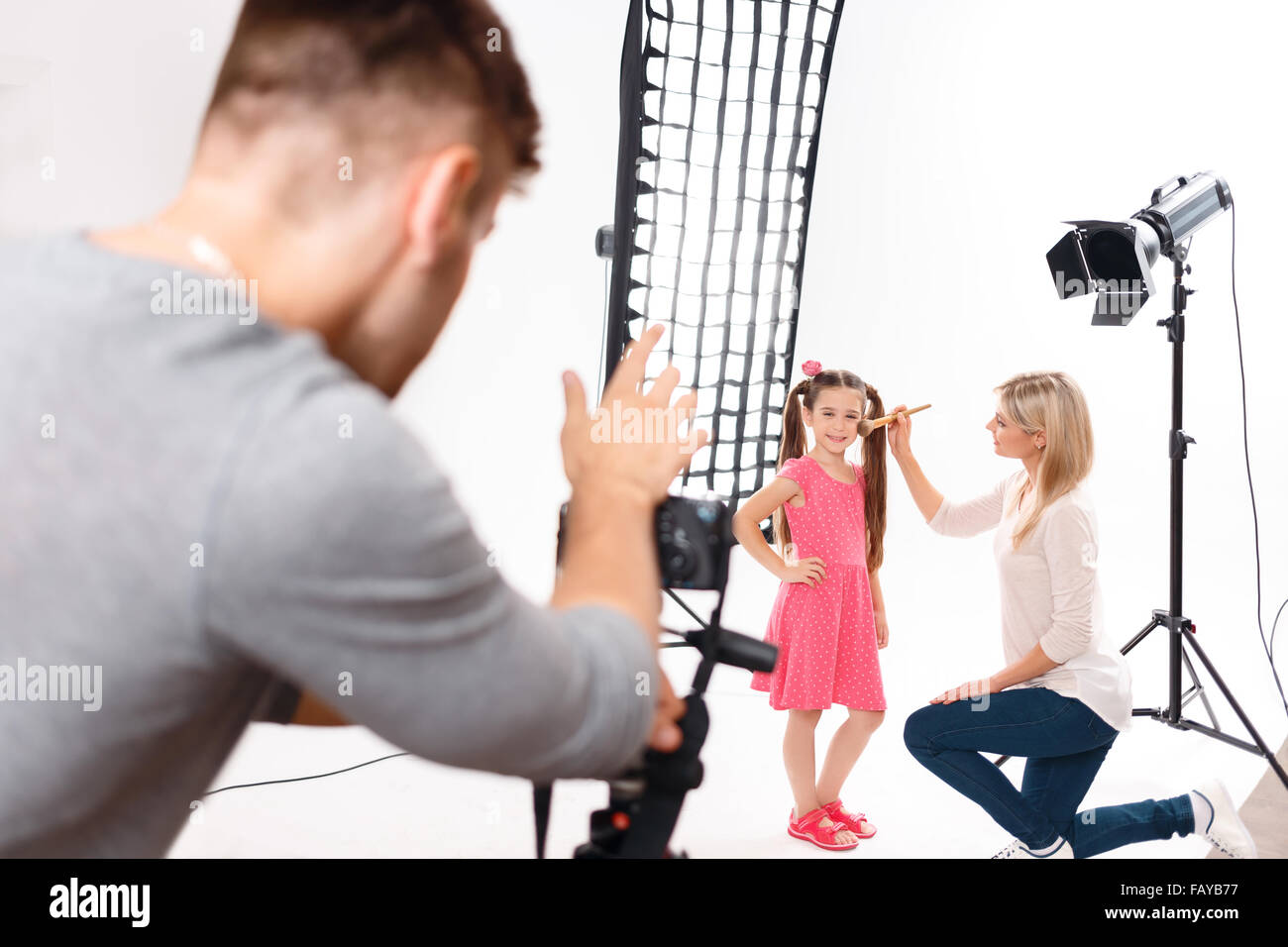 Basic Make-up vor dem Foto-Shooting. Stockfoto