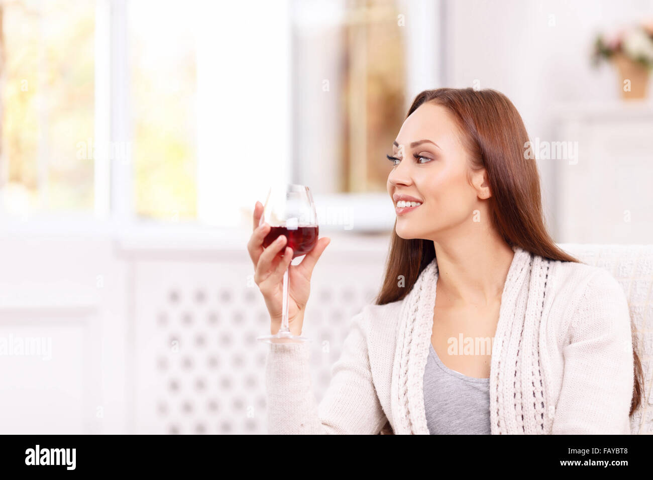 Attraktive junge Dame, ein Glas Wein zu genießen. Stockfoto