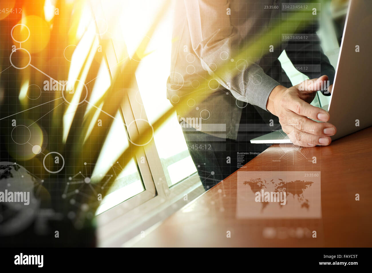 Designer Hand arbeiten mit Laptop und Business digital Layer-Diagramm mit Grünpflanze Vordergrund auf hölzernen Schreibtisch im Büro Stockfoto