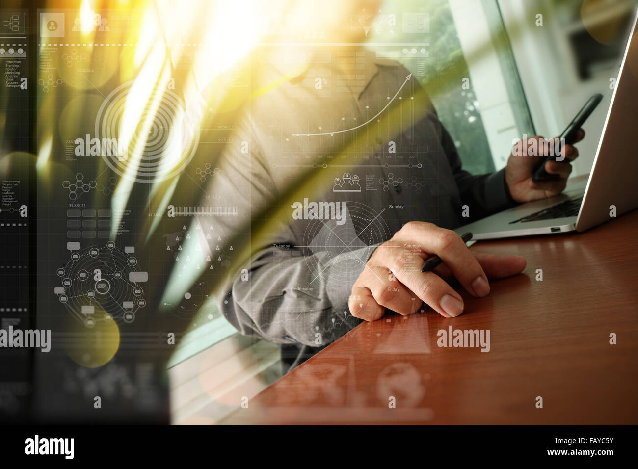 Designer Hand arbeiten mit Laptop und Business digital Layer-Diagramm mit Grünpflanze Vordergrund auf hölzernen Schreibtisch im Büro Stockfoto