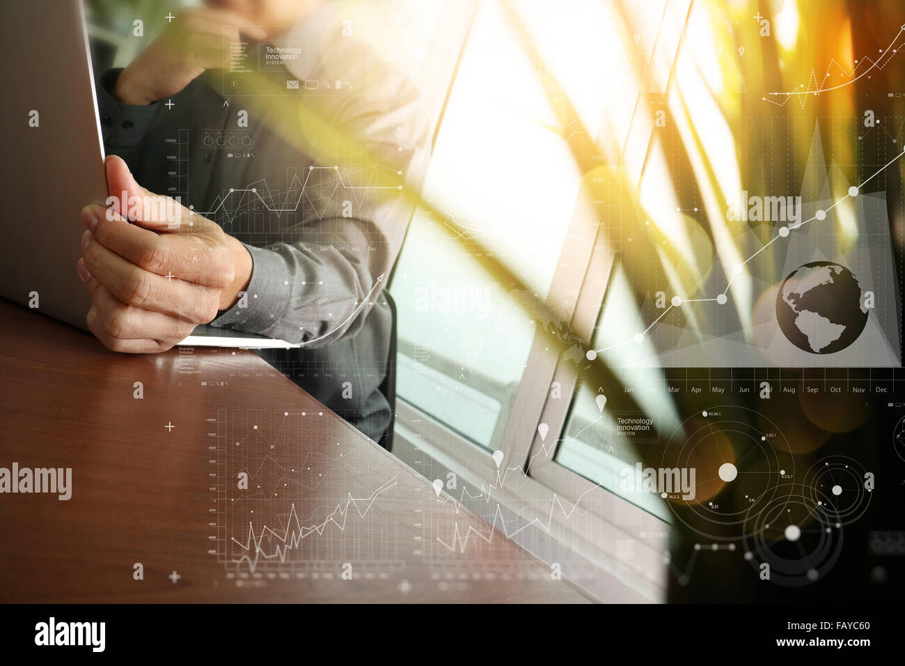 Designer Hand arbeiten mit Laptop und Business digital Layer-Diagramm mit Grünpflanze Vordergrund auf hölzernen Schreibtisch im Büro Stockfoto