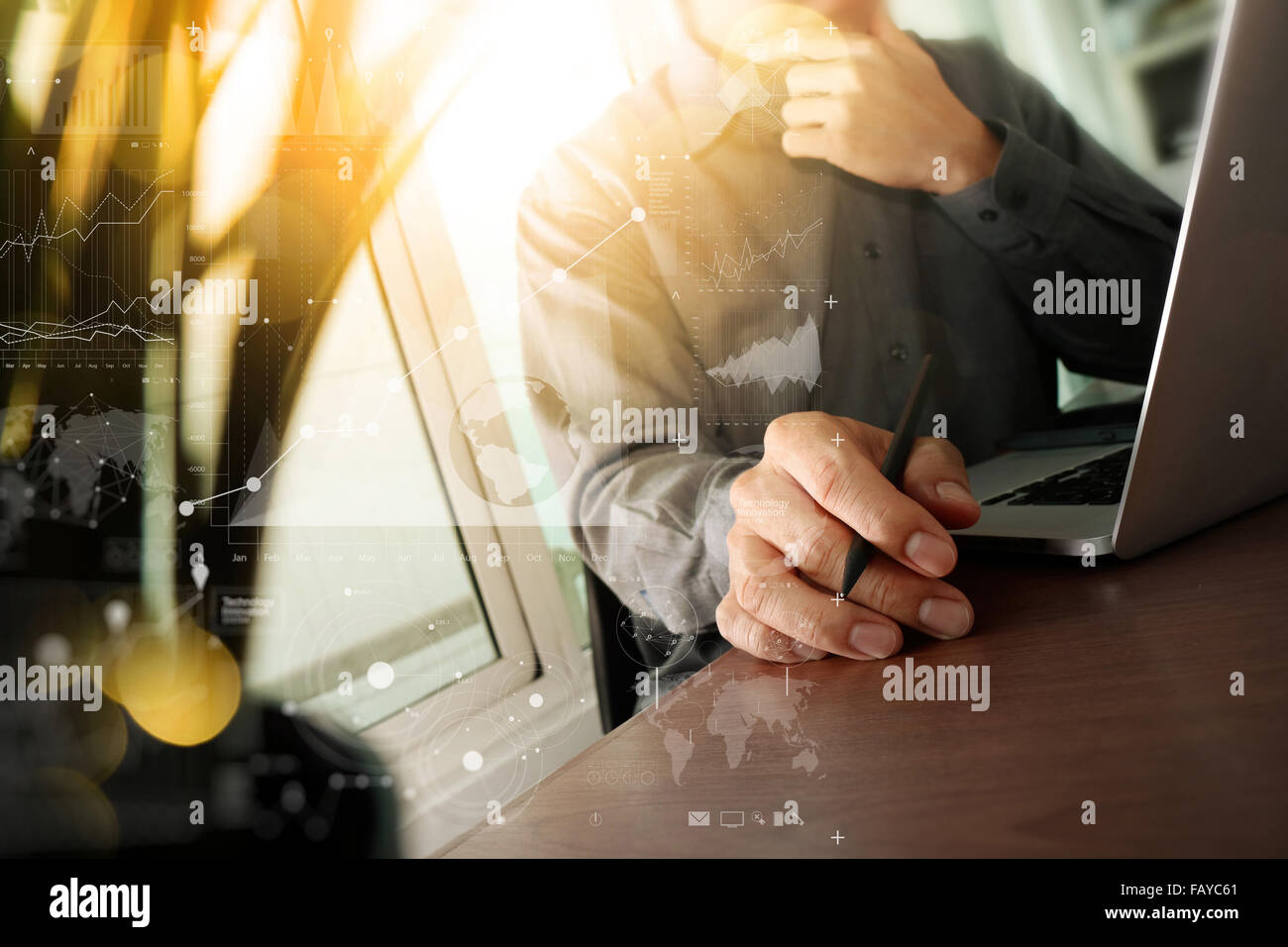 Designer Hand arbeiten mit Laptop und Business digital Layer-Diagramm mit Grünpflanze Vordergrund auf hölzernen Schreibtisch im Büro Stockfoto