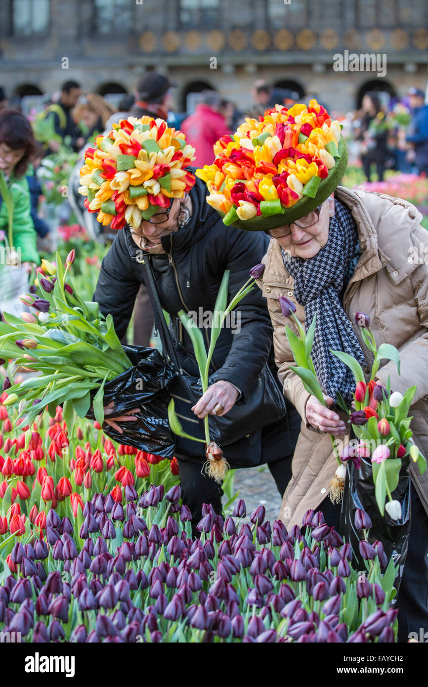 Niederlande, Amsterdam, Start Tulpe Saison. Dam-Platz. Tag der nationalen Tulpe. Zwei Damen mit Tulpe Hüte Stockfoto