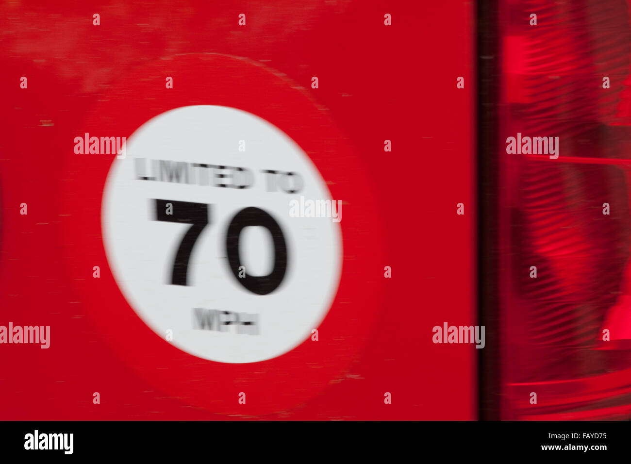 Schild am Postamt Van mit Geschwindigkeitsbegrenzung von 70 mph. unmöglich, überall gehen in der Nähe dieser Geschwindigkeit auf Isle of Iona Straßen! Hebriden. Westküste Schottlands. Stockfoto