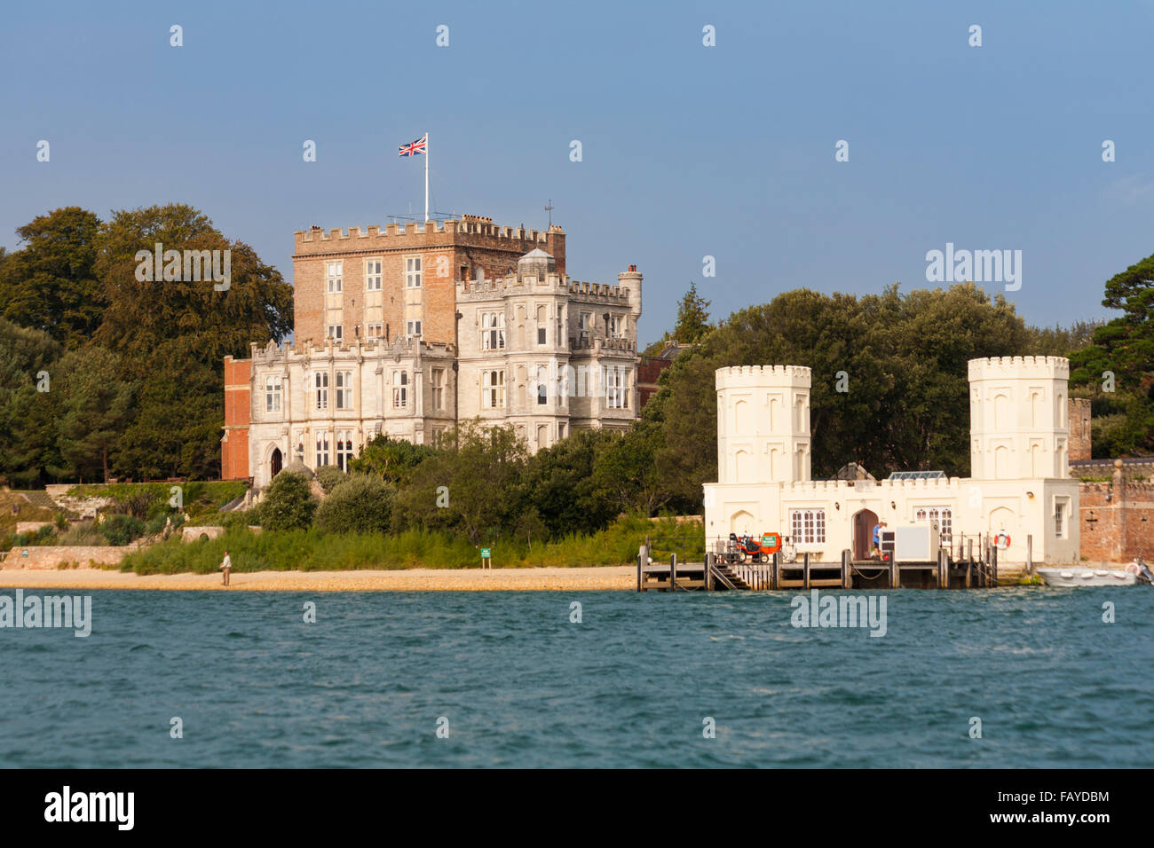 Brownsea Island Schloss und Garten genommen von vorbeifahrenden Fähre im September Stockfoto