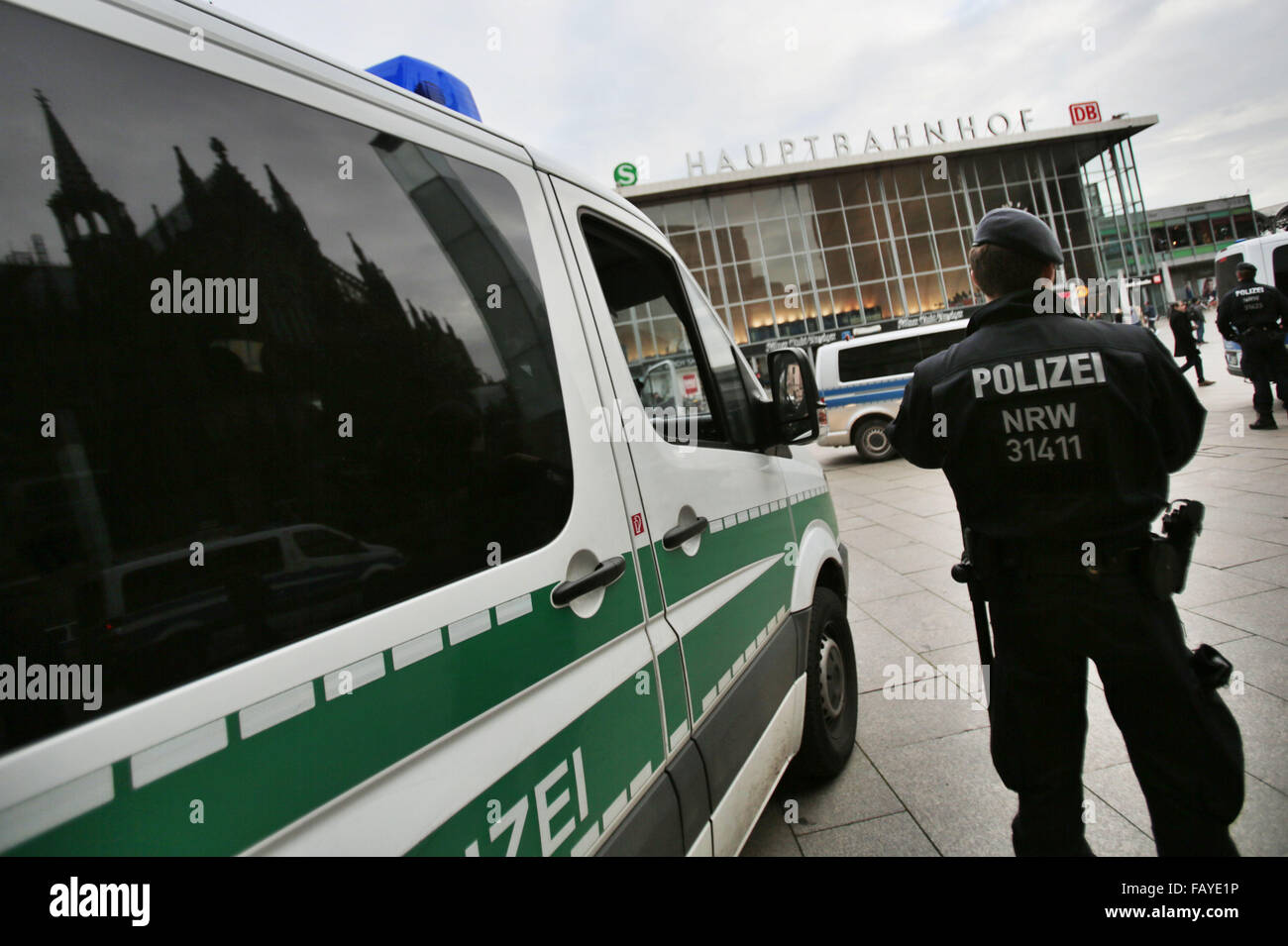 Köln, Deutschland. 6. Januar 2016. Polizisten patrouillieren etwas außerhalb von Köln Hauptbahnhof in Köln, 6. Januar 2016. Nach den Ereignissen von Silvester als Dutzende von Frauen im Bereich angegriffen wurden, haben die Polizei ihre Präsenz am Kölner Hauptbahnhof gestärkt. Foto: OLIVER BERG/DPA/Alamy Live-Nachrichten Stockfoto