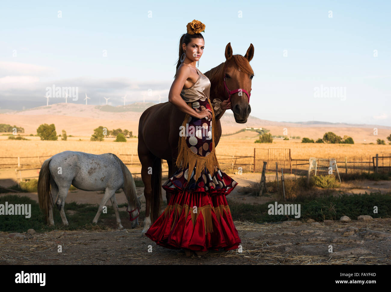 Frau in einem typischen Flamenco-Kleid. Tarifa, Cádiz, Andalusien, Südspanien. Stockfoto