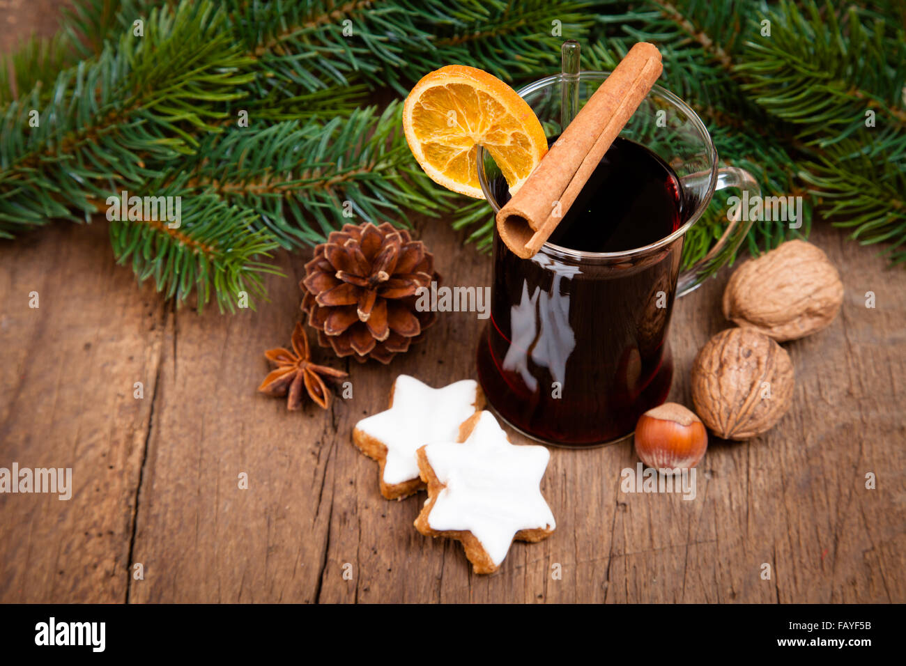 Glas Glühwein serviert Stockfoto