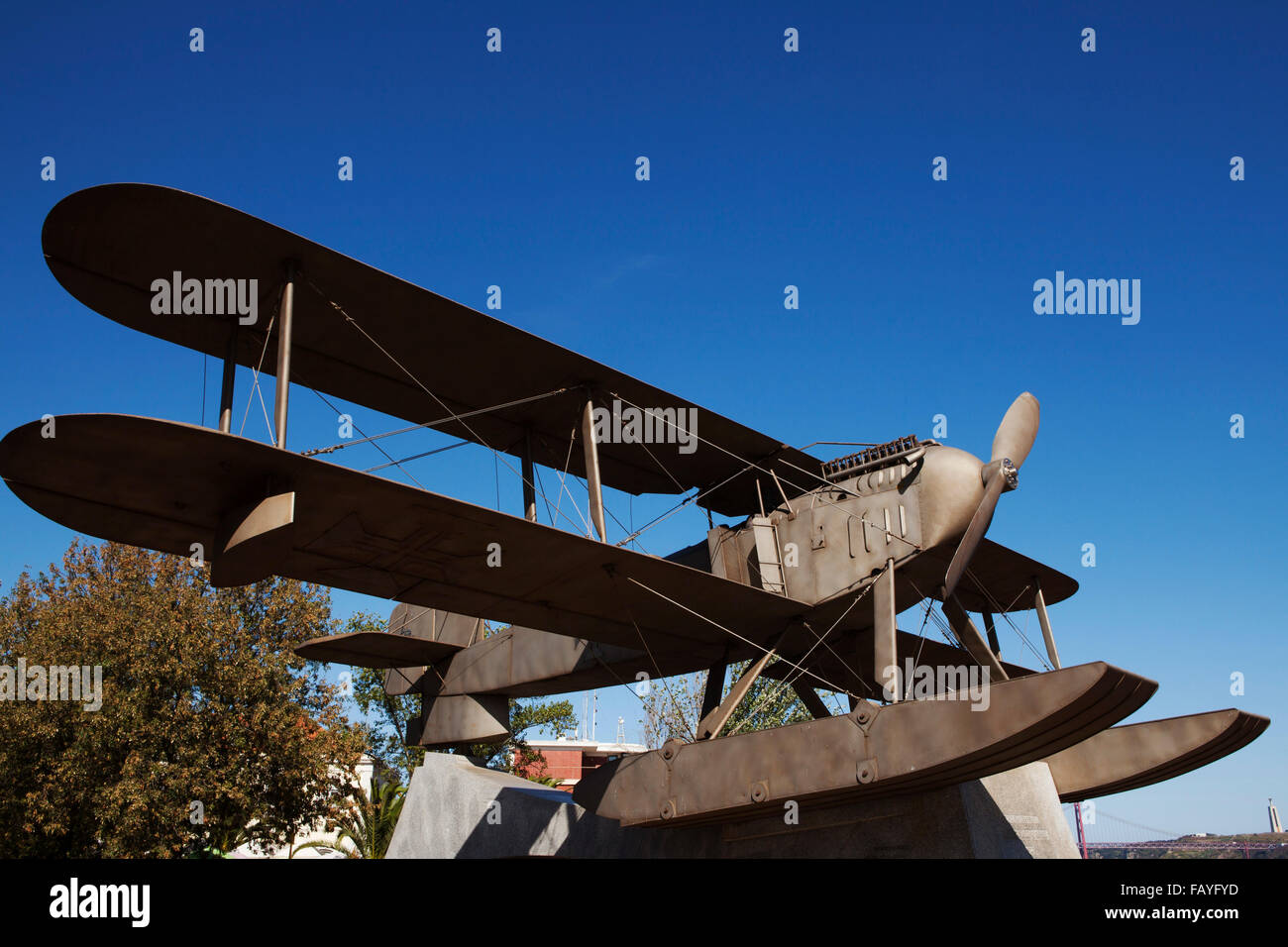 Doppeldecker-Denkmal für den ersten Flug über den Südatlantik, 1922, in Belem in Lissabon, Portugal. Stockfoto