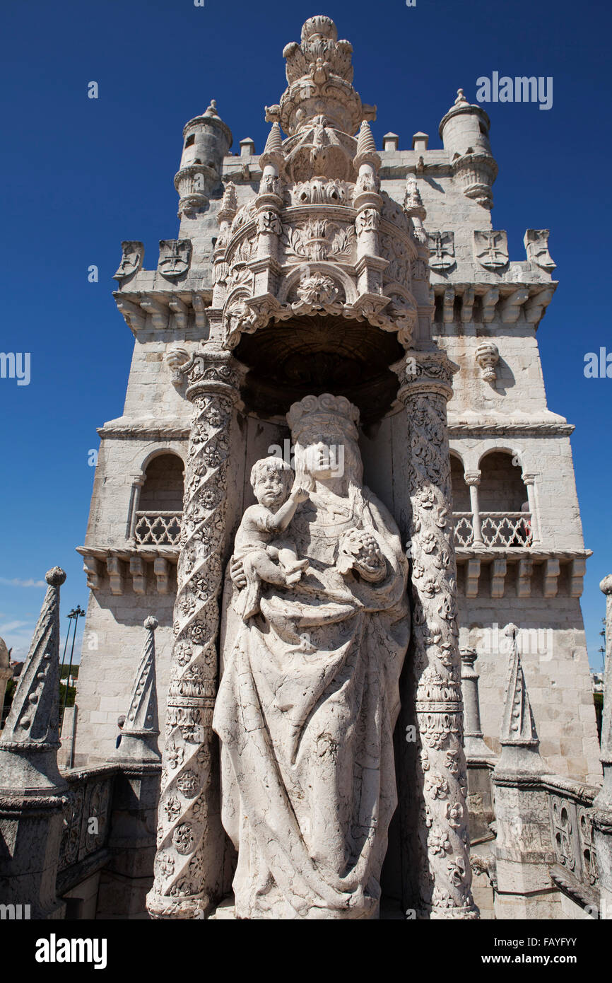 Jungfrau Maria und Jesuskind Statue am Turm von Belem (Torre de Belem) im Stadtteil Waterfront Belem von Lissabon, Portugal. Stockfoto