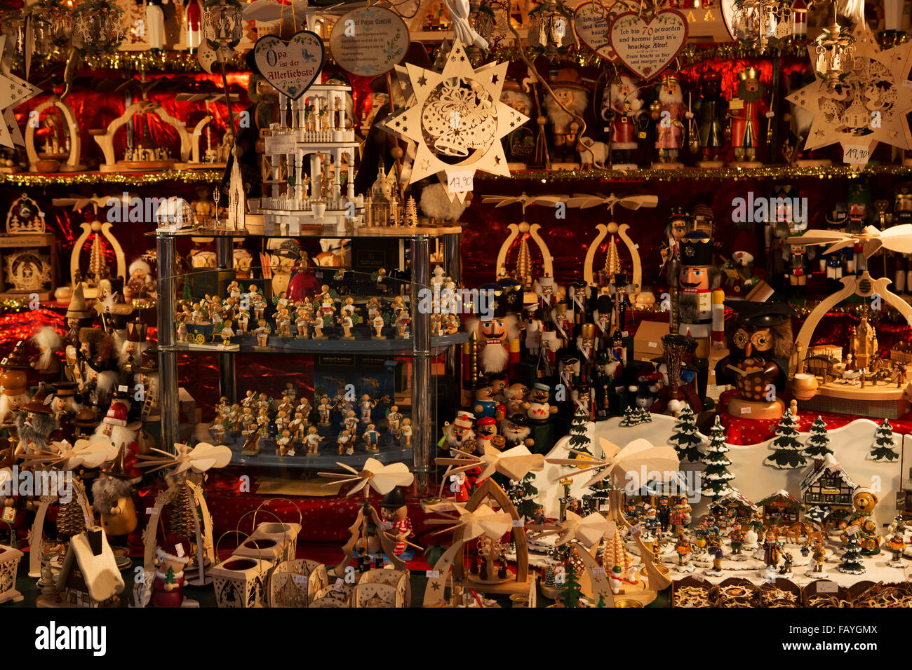 Holzspielzeug zum Verkauf an den Striezelmarkt (Weihnachtsmarkt) in Dresden, Deutschland. Stockfoto