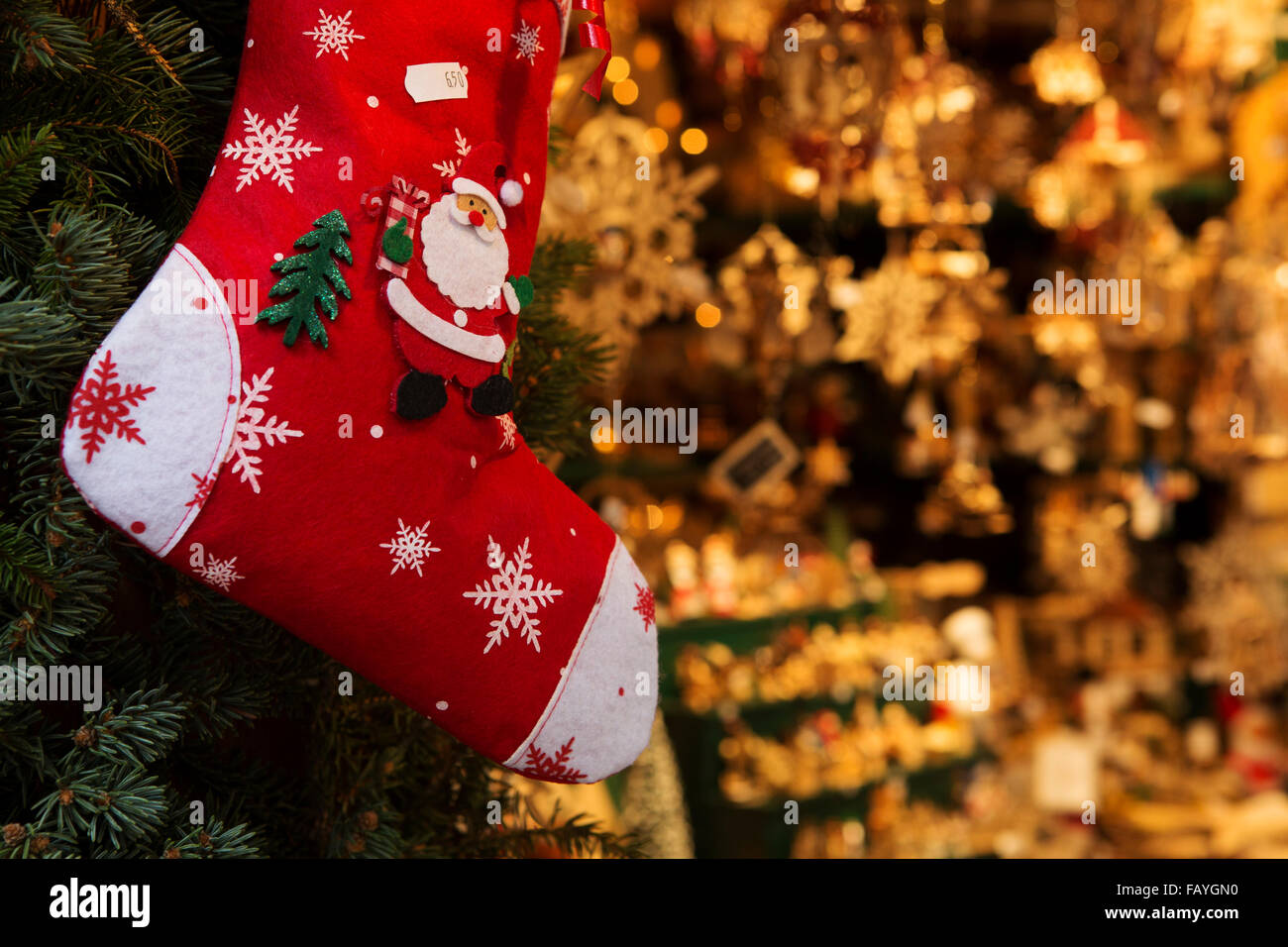Weihnachtsmann auf einen roten Strumpf auf den Striezelmarkt (Weihnachtsmarkt) in Dresden, Deutschland. Stockfoto