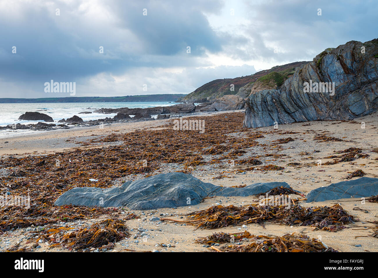 Einem düsteren Tag am Strand von Hemmick an der kornischen Küste Stockfoto