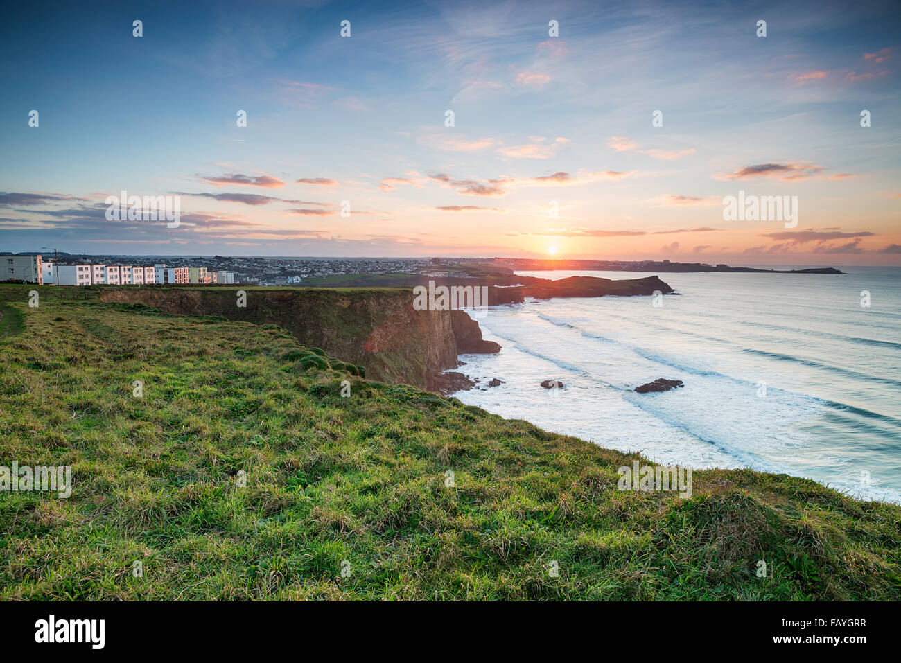 Atemberaubenden Sonnenuntergang über Porth an der Küste in Newquay in Cornwall Stockfoto