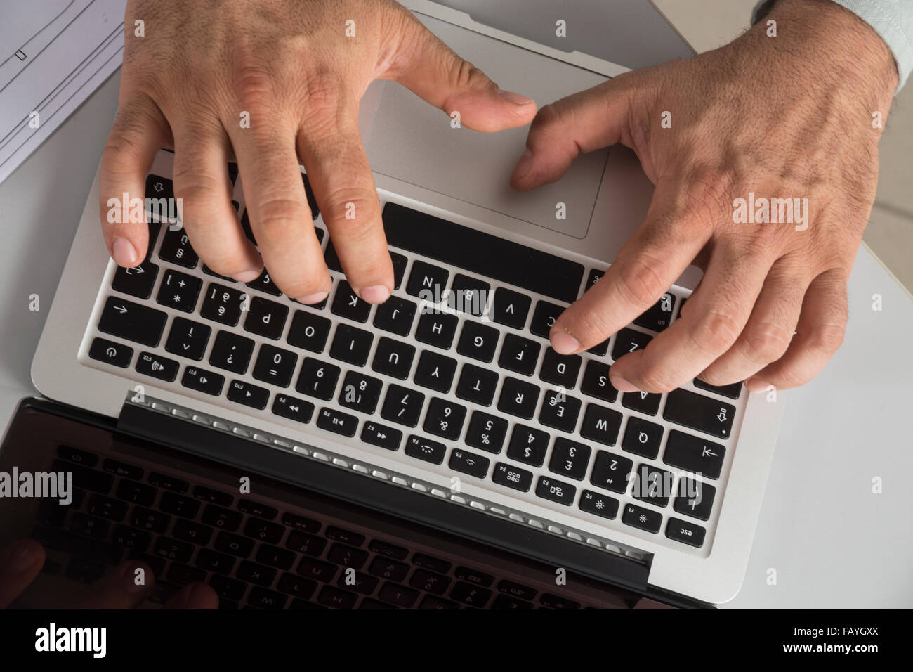 Fingern auf einer Tastatur tippen Stockfoto