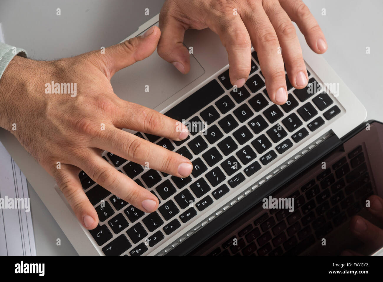 Fingern auf einer Tastatur tippen Stockfoto