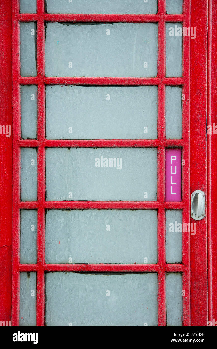 Alte rote Telefonzelle in Frost bedeckt. Großbritannien Stockfoto