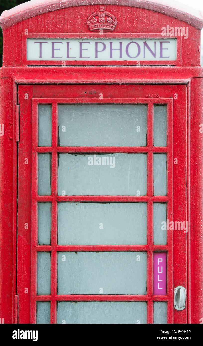 Alte rote Telefonzelle in Frost bedeckt. Großbritannien Stockfoto