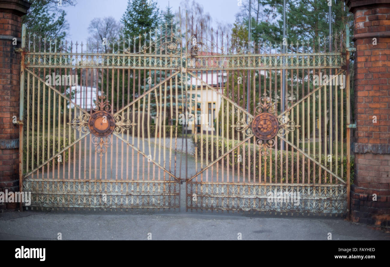 Alte dekorative Eisentor abgenutzt Stockfoto