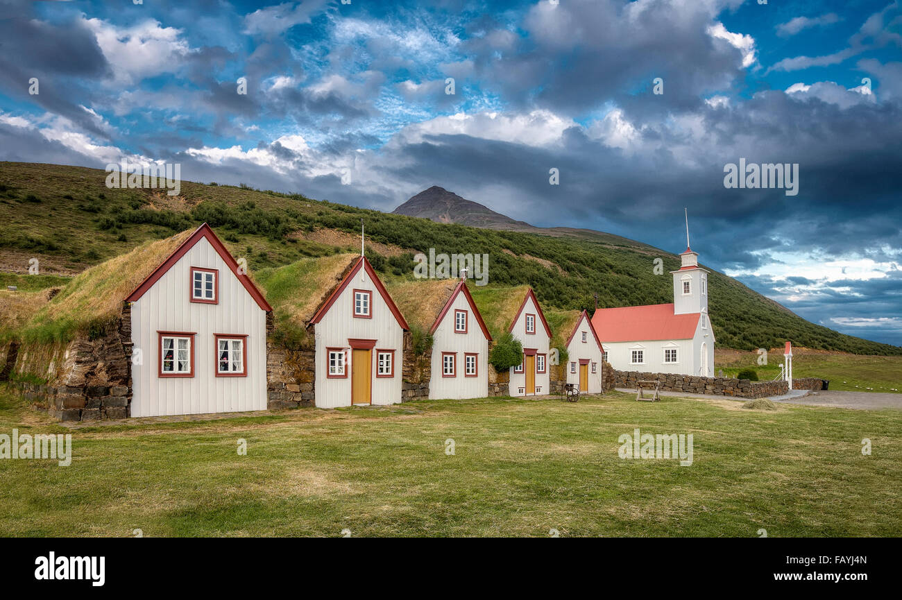 Rasen-Dächer auf altes Bauernhaus und Laufaskirkja Kirche, Island Stockfoto