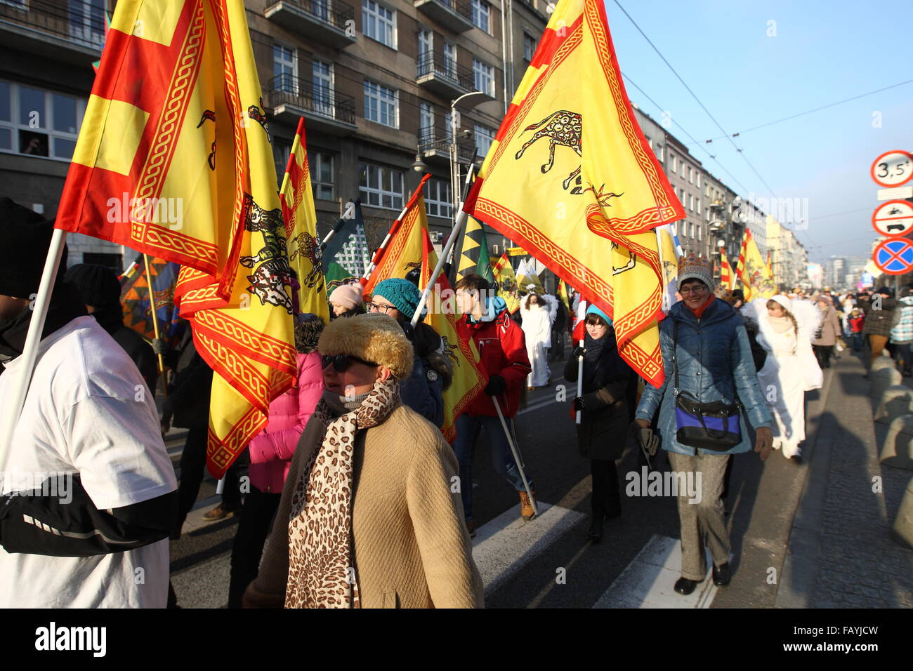 Gdynia, Polen am 6. Januar 2016 drei Könige Prozessionen mit Caspar, Melchior und Balthasar zusammen mit Teufel, Engel und Herodes macht seinen Weg nach unten die Świętojańska Straße. Ganz katholischer Feiertag, 3 Ehrungen Könige Kaspar, Melchior und Balthasar, die drei Weisen, die Jesus bei seinem besucht Geburt Credit: Michal Fludra/Alamy Live News Stockfoto