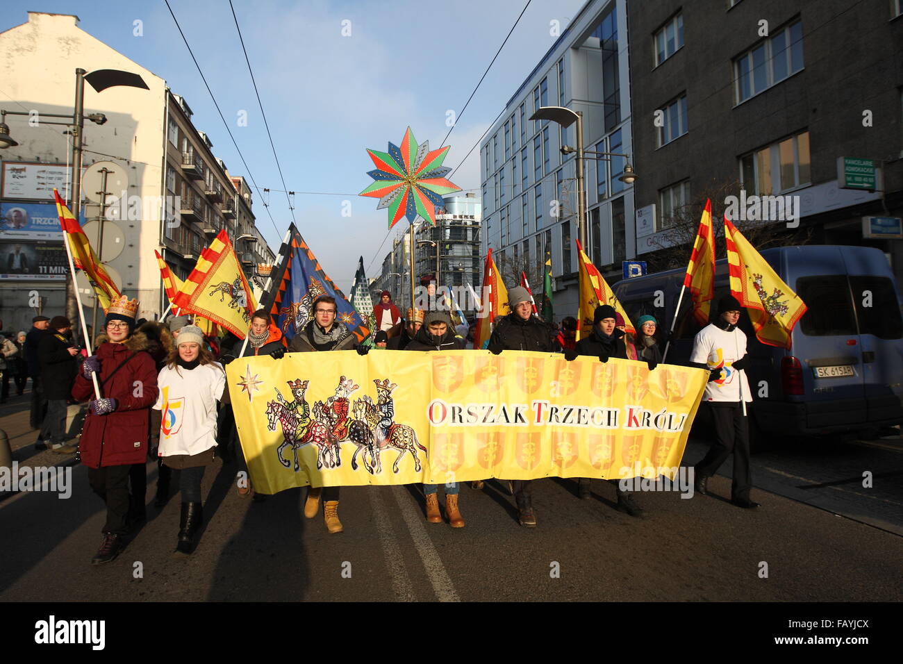 Gdynia, Polen am 6. Januar 2016 drei Könige Prozessionen mit Caspar, Melchior und Balthasar zusammen mit Teufel, Engel und Herodes macht seinen Weg nach unten die Świętojańska Straße. Ganz katholischer Feiertag, 3 Ehrungen Könige Kaspar, Melchior und Balthasar, die drei Weisen, die Jesus bei seinem besucht Geburt Credit: Michal Fludra/Alamy Live News Stockfoto