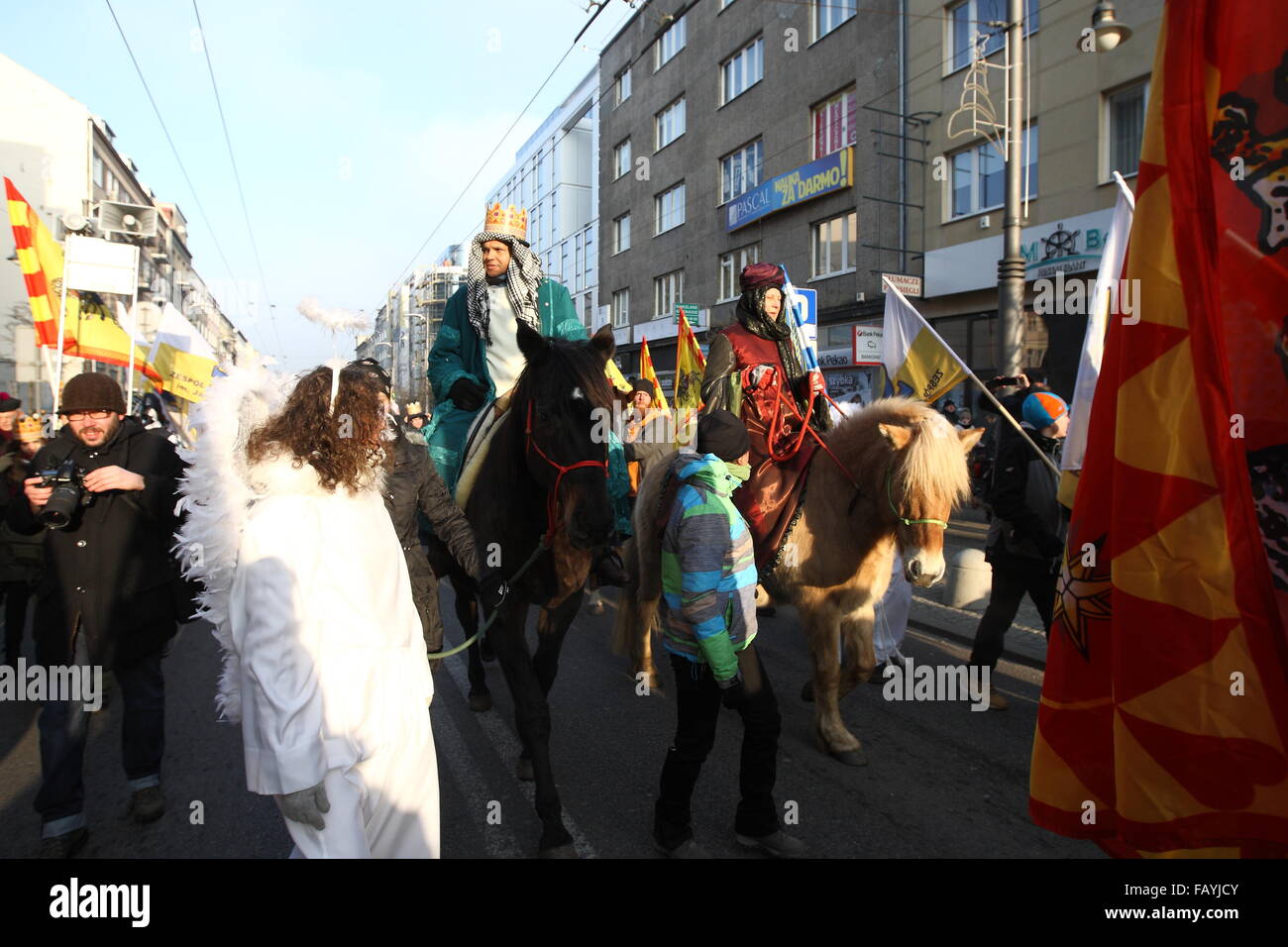 Gdynia, Polen am 6. Januar 2016 drei Könige Prozessionen mit Caspar, Melchior und Balthasar zusammen mit Teufel, Engel und Herodes macht seinen Weg nach unten die Świętojańska Straße. Ganz katholischer Feiertag, 3 Ehrungen Könige Kaspar, Melchior und Balthasar, die drei Weisen, die Jesus bei seinem besucht Geburt Credit: Michal Fludra/Alamy Live News Stockfoto