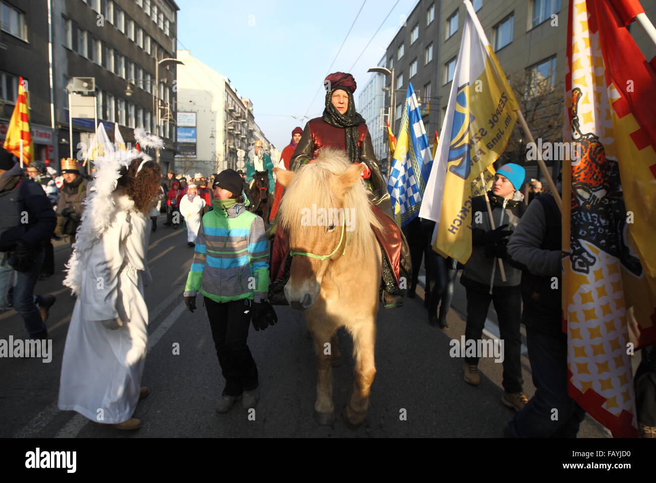 Gdynia, Polen am 6. Januar 2016 drei Könige Prozessionen mit Caspar, Melchior und Balthasar zusammen mit Teufel, Engel und Herodes macht seinen Weg nach unten die Świętojańska Straße. Ganz katholischer Feiertag, 3 Ehrungen Könige Kaspar, Melchior und Balthasar, die drei Weisen, die Jesus bei seinem besucht Geburt Credit: Michal Fludra/Alamy Live News Stockfoto