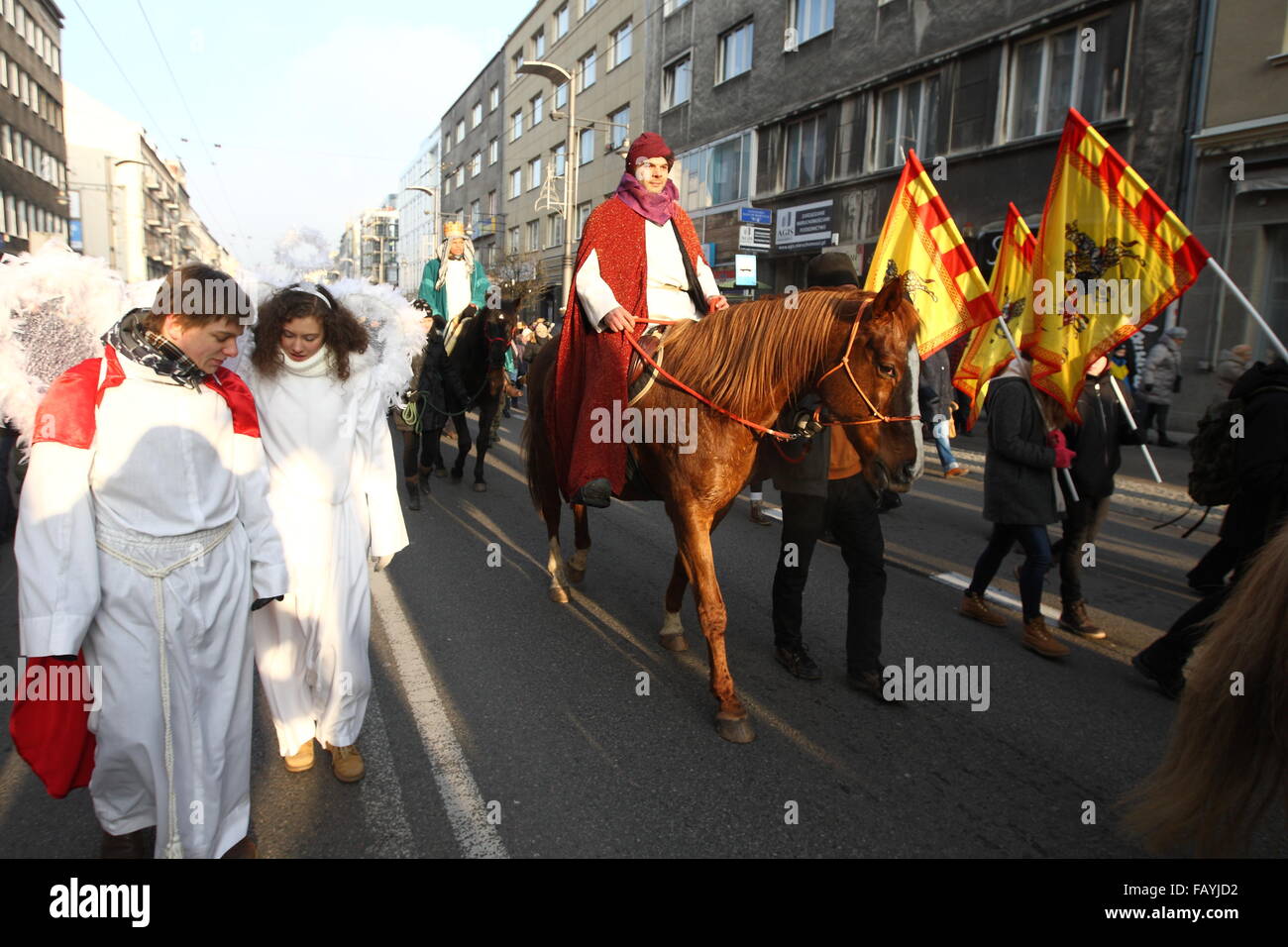 Gdynia, Polen am 6. Januar 2016 drei Könige Prozessionen mit Caspar, Melchior und Balthasar zusammen mit Teufel, Engel und Herodes macht seinen Weg nach unten die Świętojańska Straße. Ganz katholischer Feiertag, 3 Ehrungen Könige Kaspar, Melchior und Balthasar, die drei Weisen, die Jesus bei seinem besucht Geburt Credit: Michal Fludra/Alamy Live News Stockfoto