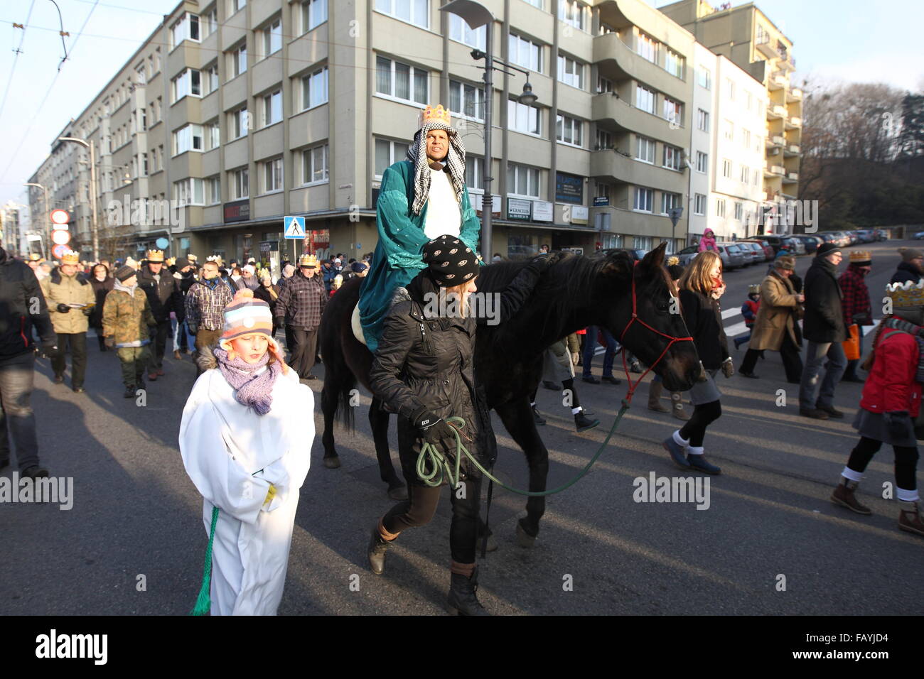 Gdynia, Polen am 6. Januar 2016 drei Könige Prozessionen mit Caspar, Melchior und Balthasar zusammen mit Teufel, Engel und Herodes macht seinen Weg nach unten die Świętojańska Straße. Ganz katholischer Feiertag, 3 Ehrungen Könige Kaspar, Melchior und Balthasar, die drei Weisen, die Jesus bei seinem besucht Geburt Credit: Michal Fludra/Alamy Live News Stockfoto