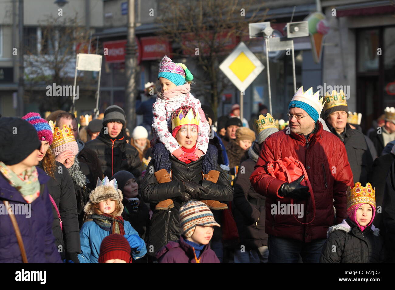 Gdynia, Polen am 6. Januar 2016 drei Könige Prozessionen mit Caspar, Melchior und Balthasar zusammen mit Teufel, Engel und Herodes macht seinen Weg nach unten die Świętojańska Straße. Ganz katholischer Feiertag, 3 Ehrungen Könige Kaspar, Melchior und Balthasar, die drei Weisen, die Jesus bei seinem besucht Geburt Credit: Michal Fludra/Alamy Live News Stockfoto