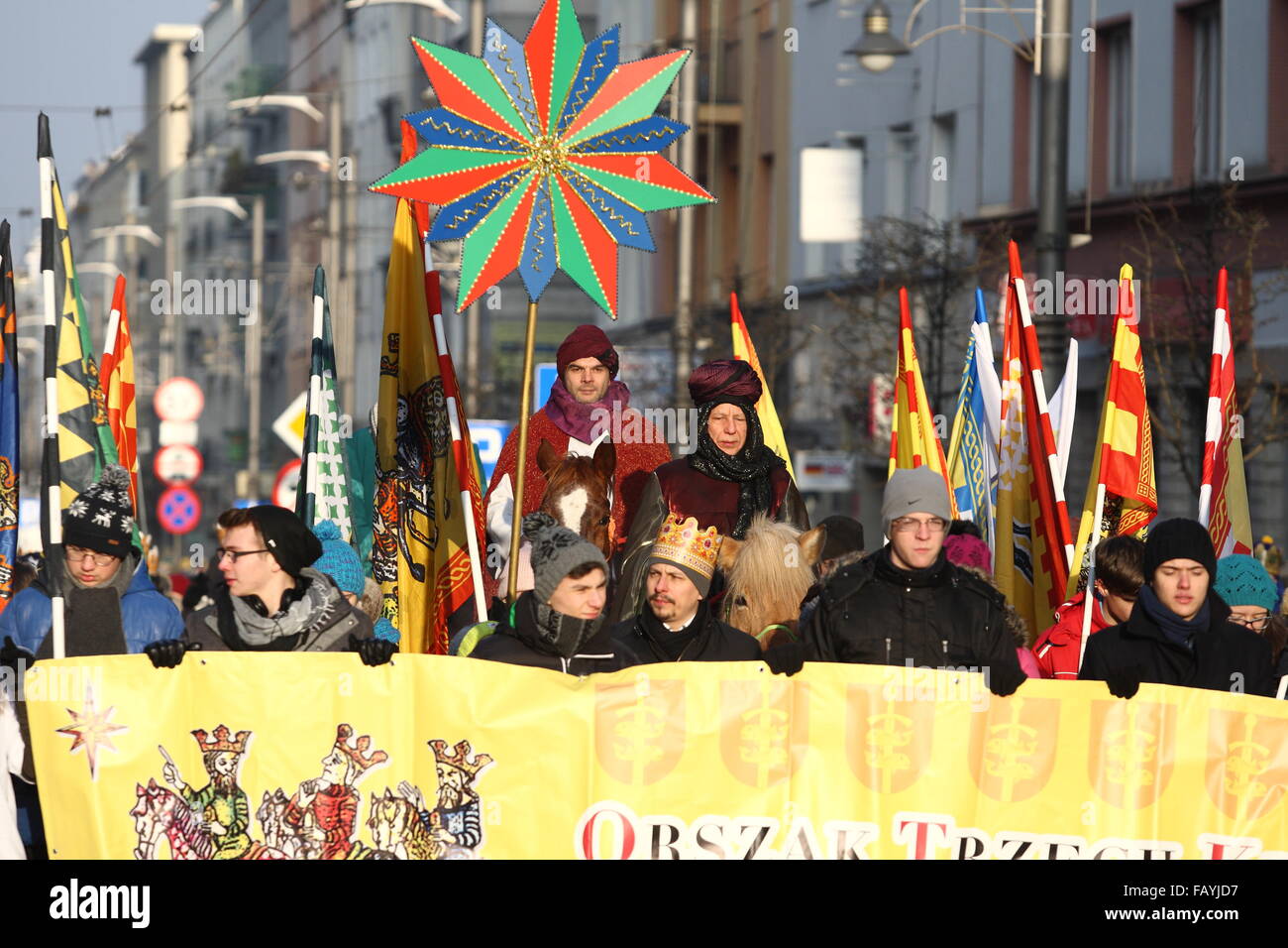 Gdynia, Polen am 6. Januar 2016 drei Könige Prozessionen mit Caspar, Melchior und Balthasar zusammen mit Teufel, Engel und Herodes macht seinen Weg nach unten die Świętojańska Straße. Ganz katholischer Feiertag, 3 Ehrungen Könige Kaspar, Melchior und Balthasar, die drei Weisen, die Jesus bei seinem besucht Geburt Credit: Michal Fludra/Alamy Live News Stockfoto