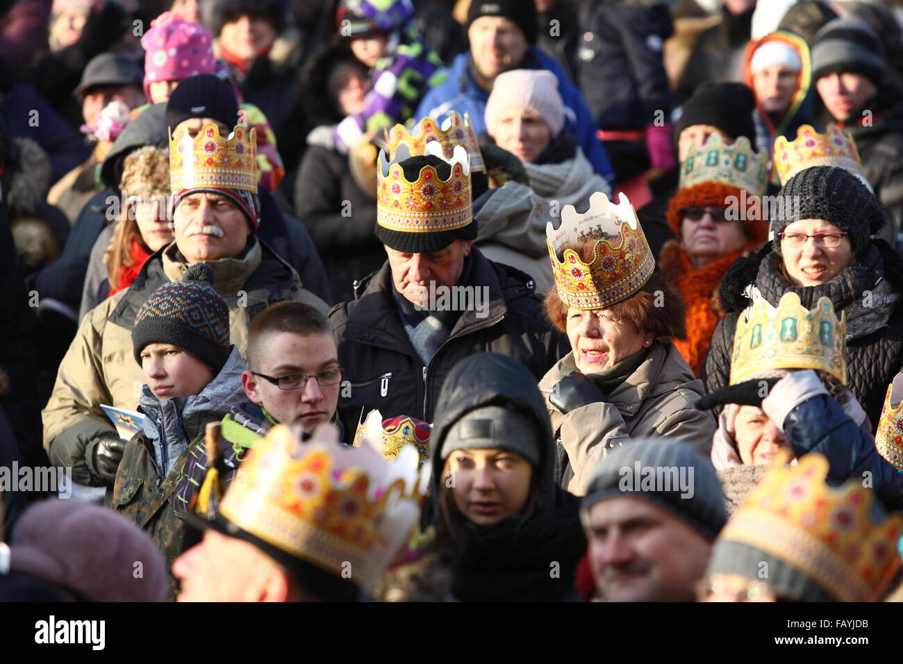 Gdynia, Polen am 6. Januar 2016 drei Könige Prozessionen mit Caspar, Melchior und Balthasar zusammen mit Teufel, Engel und Herodes macht seinen Weg nach unten die Świętojańska Straße. Ganz katholischer Feiertag, 3 Ehrungen Könige Kaspar, Melchior und Balthasar, die drei Weisen, die Jesus bei seinem besucht Geburt Credit: Michal Fludra/Alamy Live News Stockfoto