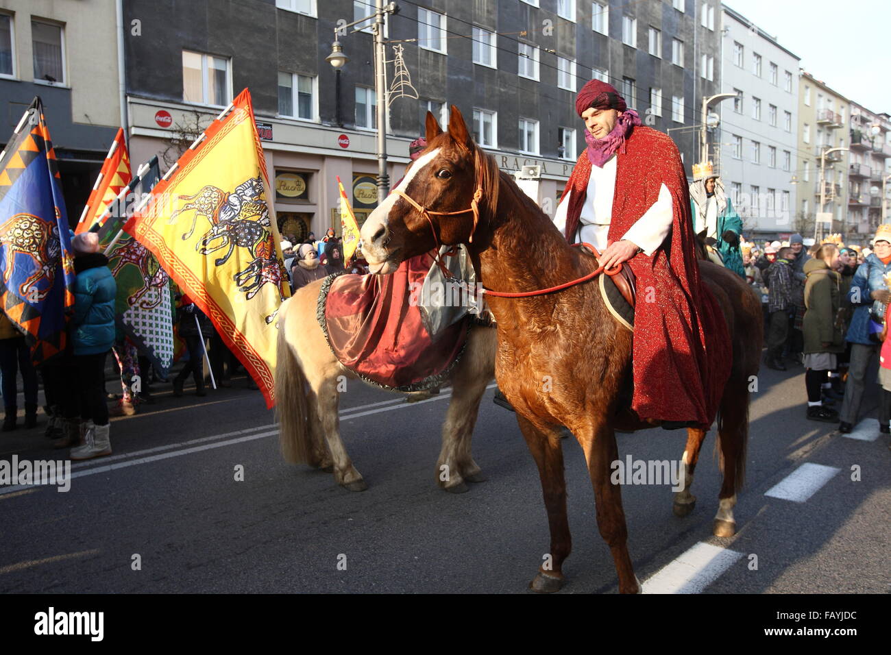 Gdynia, Polen am 6. Januar 2016 drei Könige Prozessionen mit Caspar, Melchior und Balthasar zusammen mit Teufel, Engel und Herodes macht seinen Weg nach unten die Świętojańska Straße. Ganz katholischer Feiertag, 3 Ehrungen Könige Kaspar, Melchior und Balthasar, die drei Weisen, die Jesus bei seinem besucht Geburt Credit: Michal Fludra/Alamy Live News Stockfoto