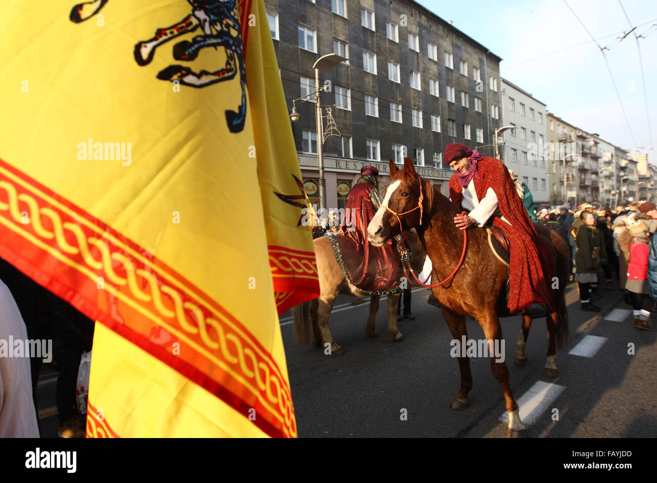Gdynia, Polen am 6. Januar 2016 drei Könige Prozessionen mit Caspar, Melchior und Balthasar zusammen mit Teufel, Engel und Herodes macht seinen Weg nach unten die Świętojańska Straße. Ganz katholischer Feiertag, 3 Ehrungen Könige Kaspar, Melchior und Balthasar, die drei Weisen, die Jesus bei seinem besucht Geburt Credit: Michal Fludra/Alamy Live News Stockfoto