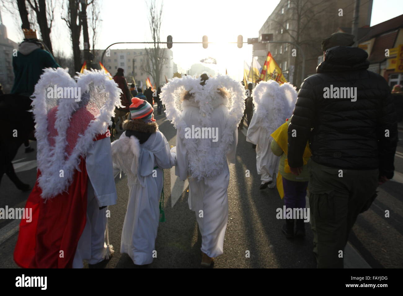Gdynia, Polen am 6. Januar 2016 drei Könige Prozessionen mit Caspar, Melchior und Balthasar zusammen mit Teufel, Engel und Herodes macht seinen Weg nach unten die Świętojańska Straße. Ganz katholischer Feiertag, 3 Ehrungen Könige Kaspar, Melchior und Balthasar, die drei Weisen, die Jesus bei seinem besucht Geburt Credit: Michal Fludra/Alamy Live News Stockfoto