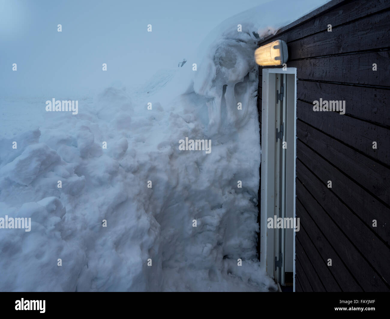 Kleine Hütte in der verschneiten Landschaft, Island Stockfoto
