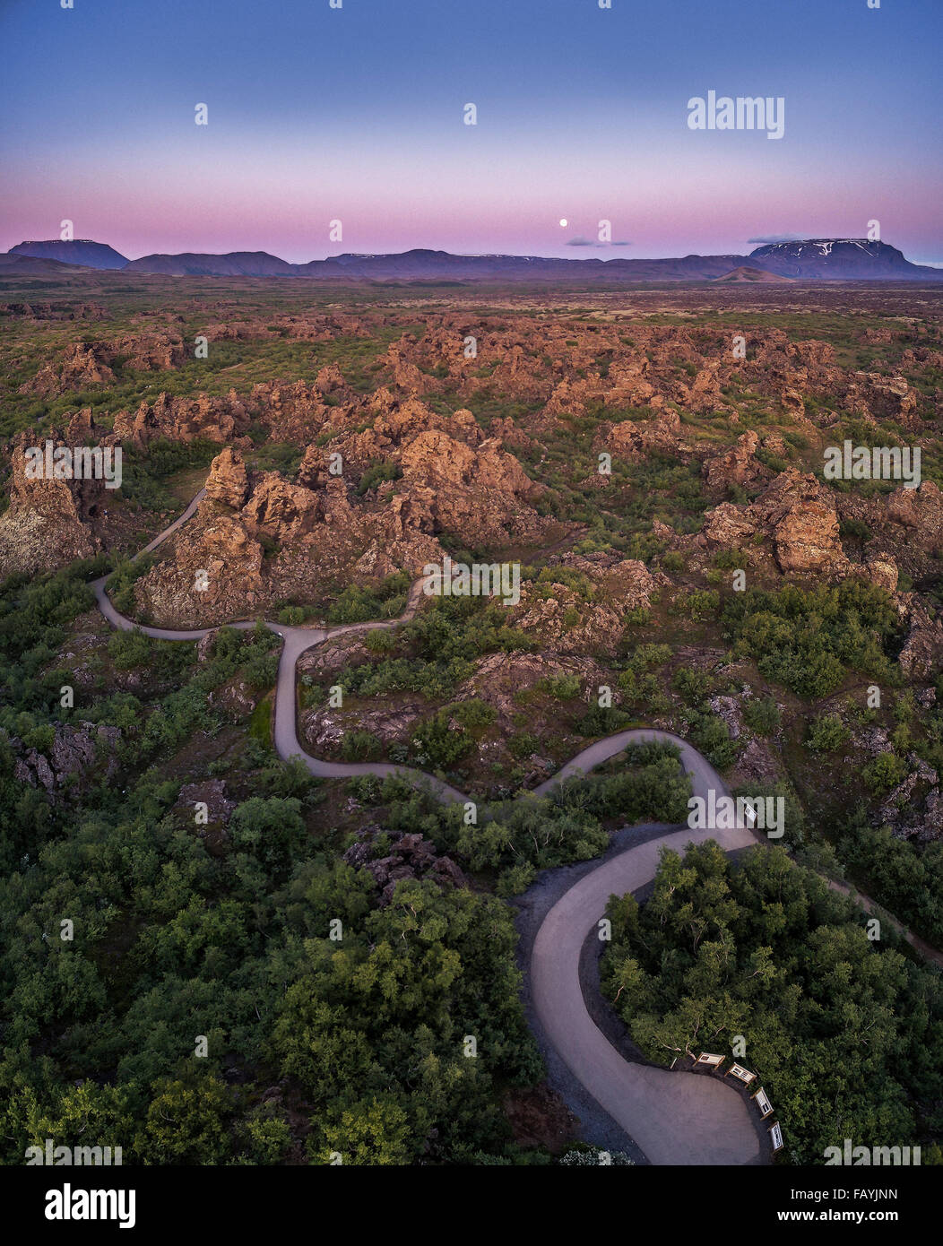 Dimmuborgir Lava-Landschaft-Lavafelder, vulkanischen Höhlen und Felsformationen, in der Nähe von See Myvatn, Island. Bild aufgenommen mit einer Drohne. Stockfoto