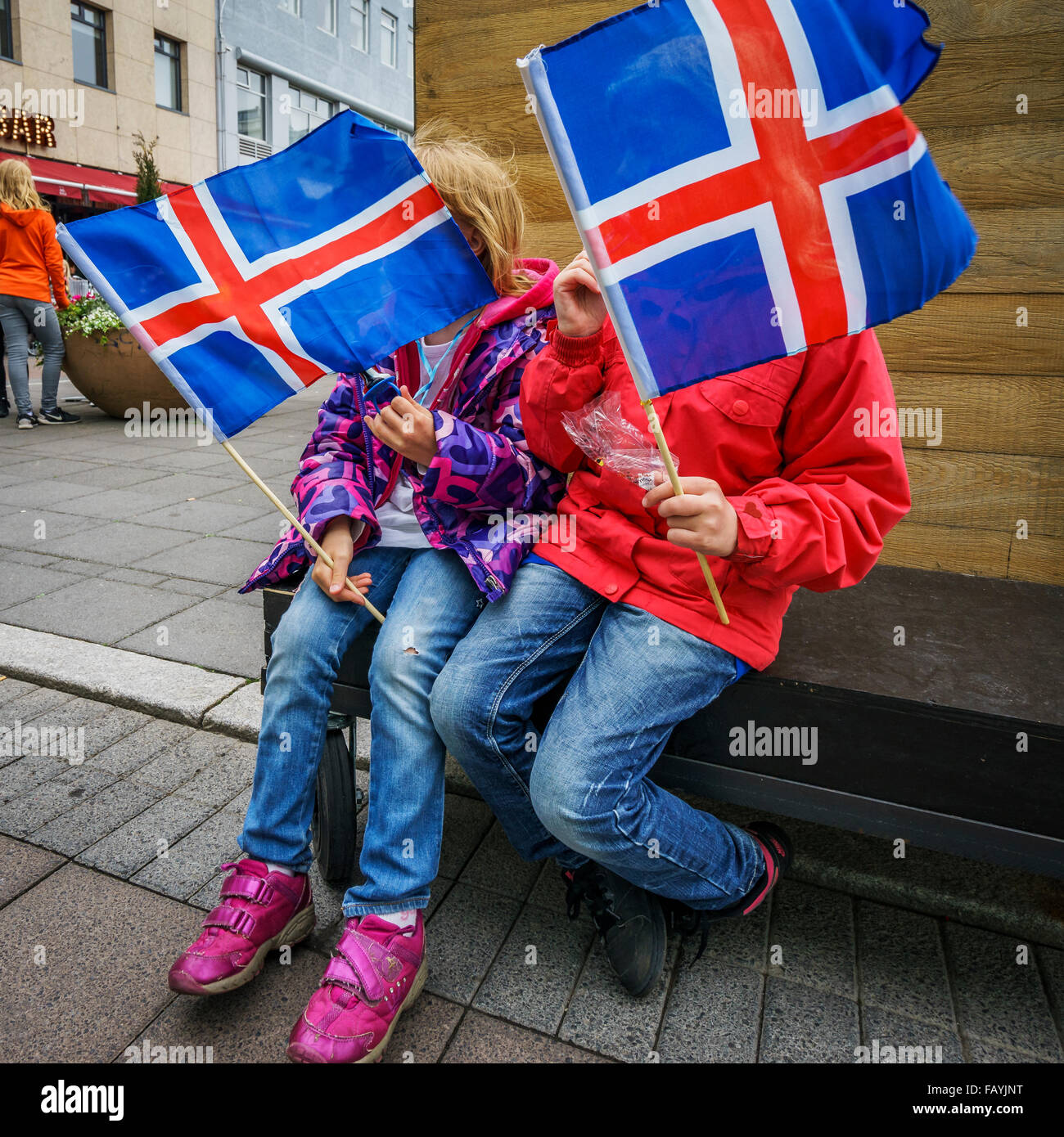 Junge Mädchen mit isländischen Fahnen am Independence Day, 17. Juni, Reykjavik, Island Stockfoto