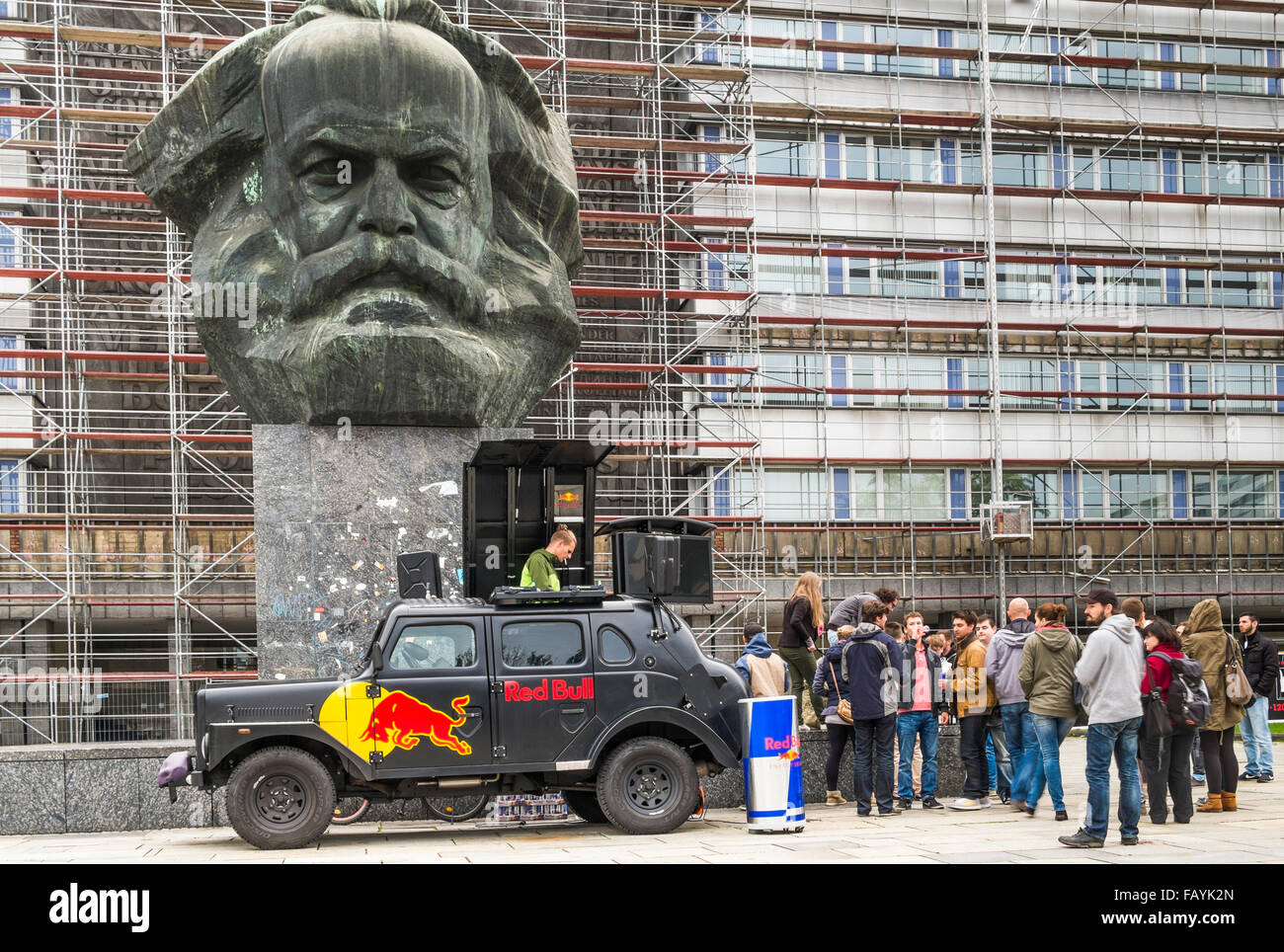 Red Bull mobile Marketing und Promotion vor Karl Marx-Denkmal, Chemnitz, Deutschland Stockfoto