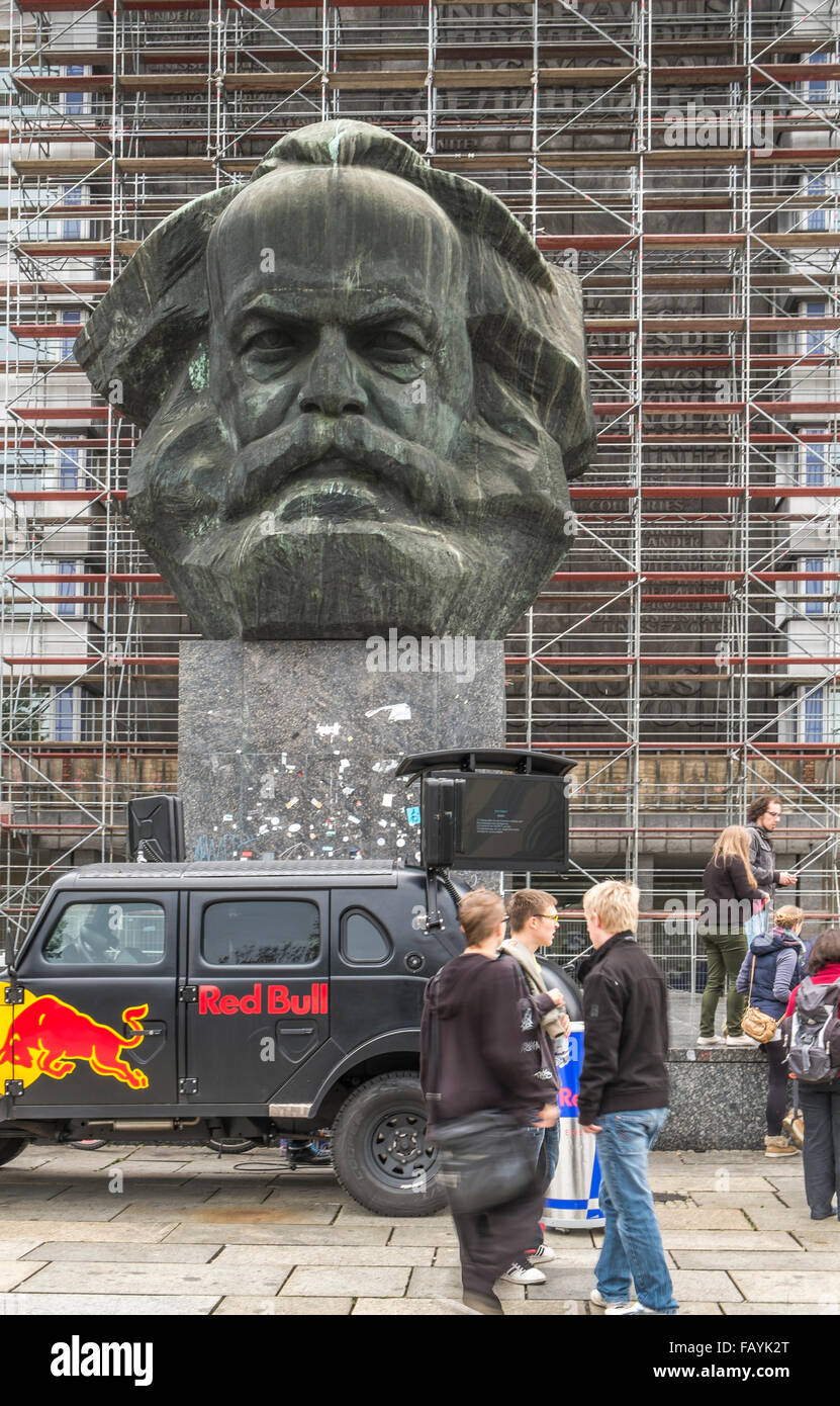 Red Bull mobile Marketing und Promotion vor Karl Marx-Denkmal, Chemnitz, Deutschland Stockfoto