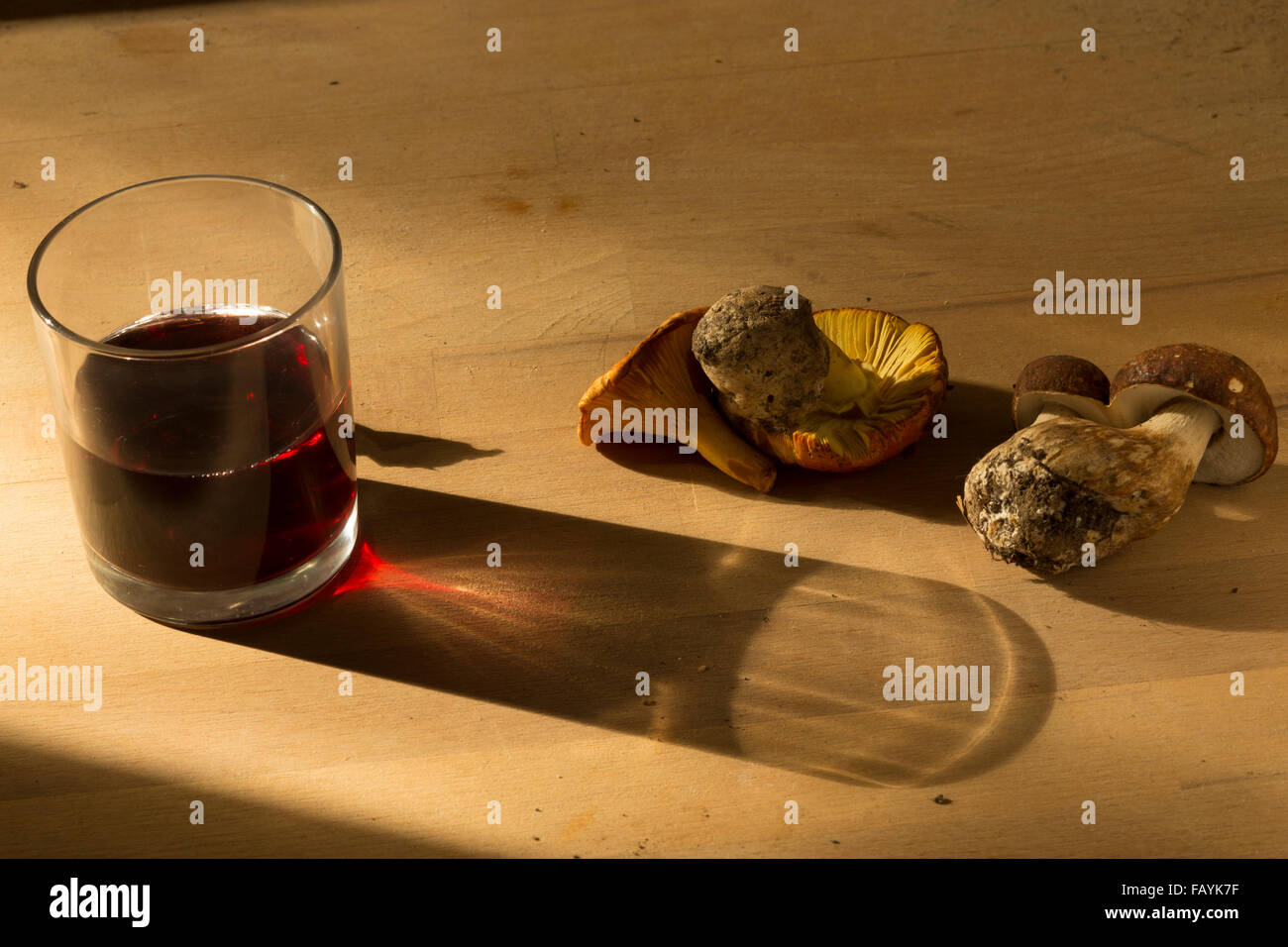 Herbst-Szene mit Wein und Pilzen Stockfoto