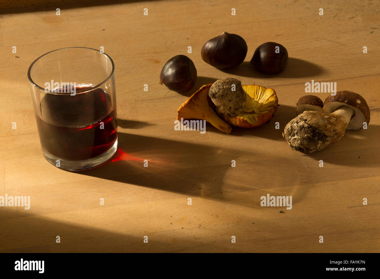 Herbst-Szene mit Wein und Pilzen Stockfoto