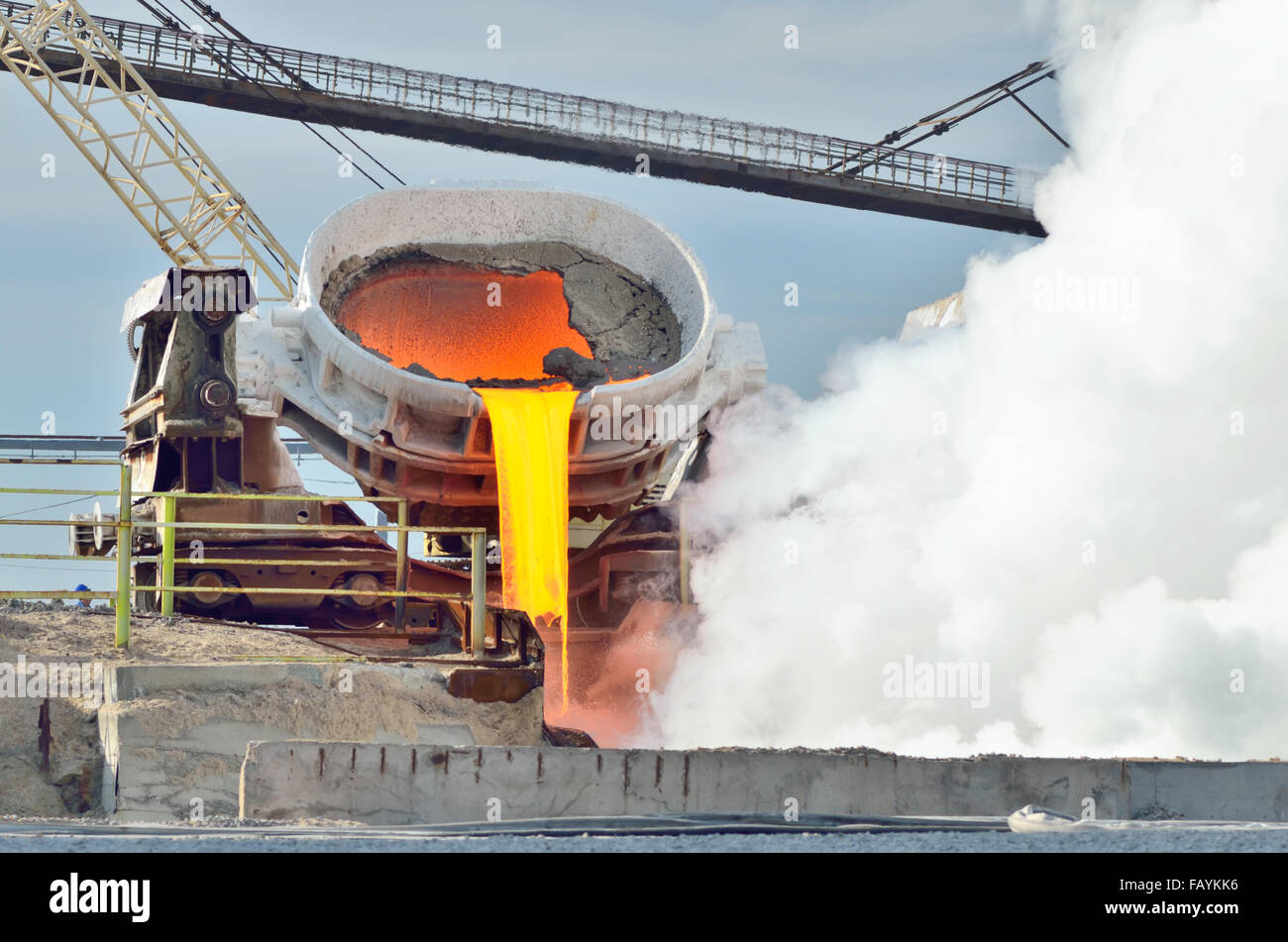 Heiße geschmolzene Eisen im Schmelztiegel Stockfoto