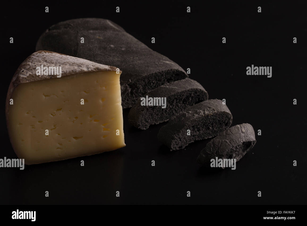 Italienische Schwarzbrot mit pflanzlichen Carbon und eine Scheibe Käse Stockfoto